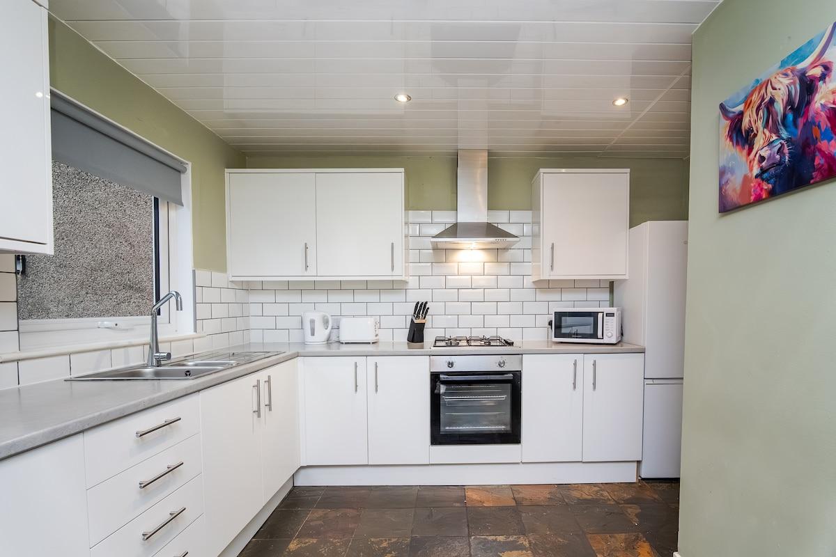 Comfortable 3BR House Glenrothes | Parking | WiFi3